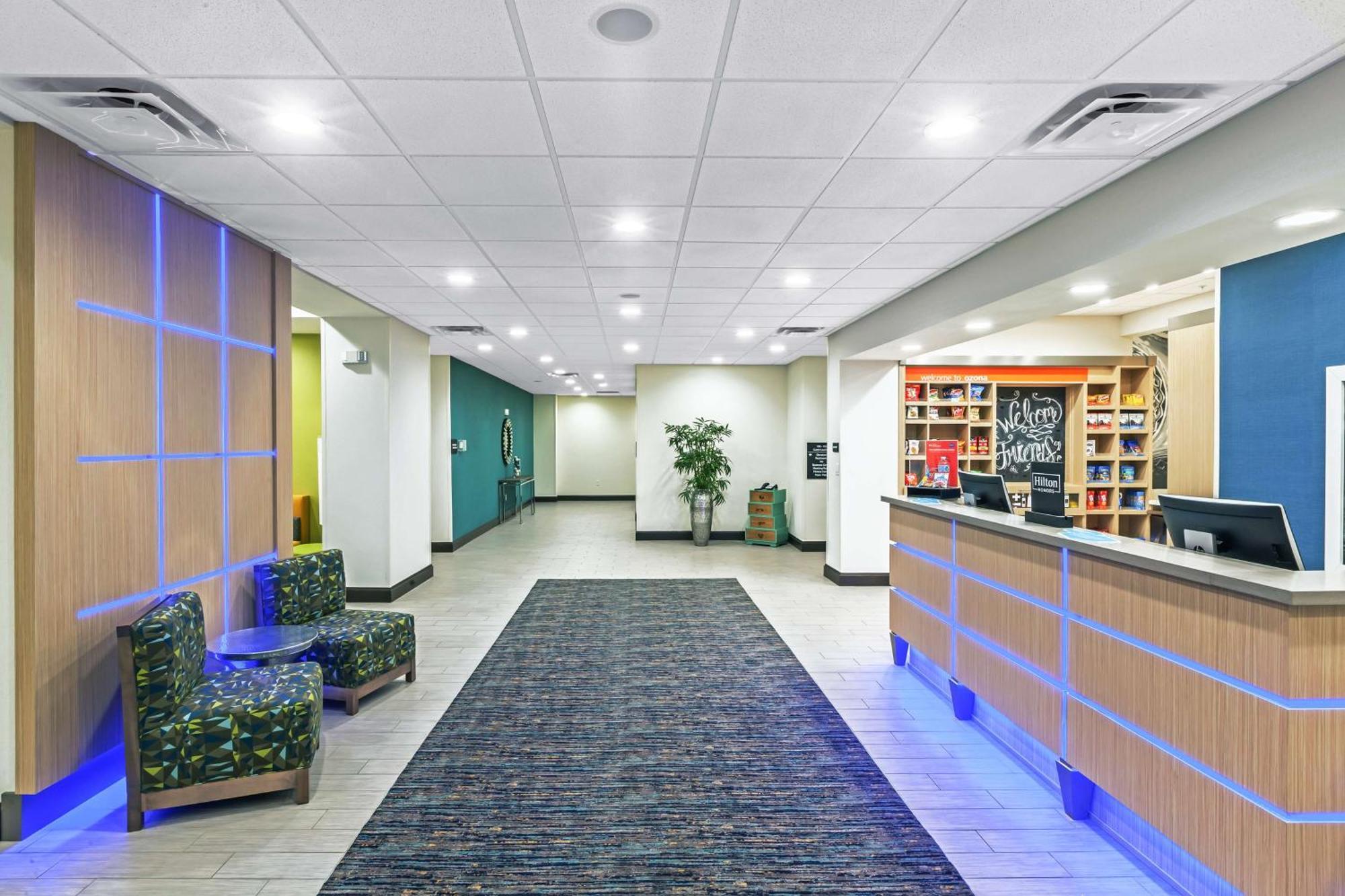 Hampton Inn Озона Экстерьер фото