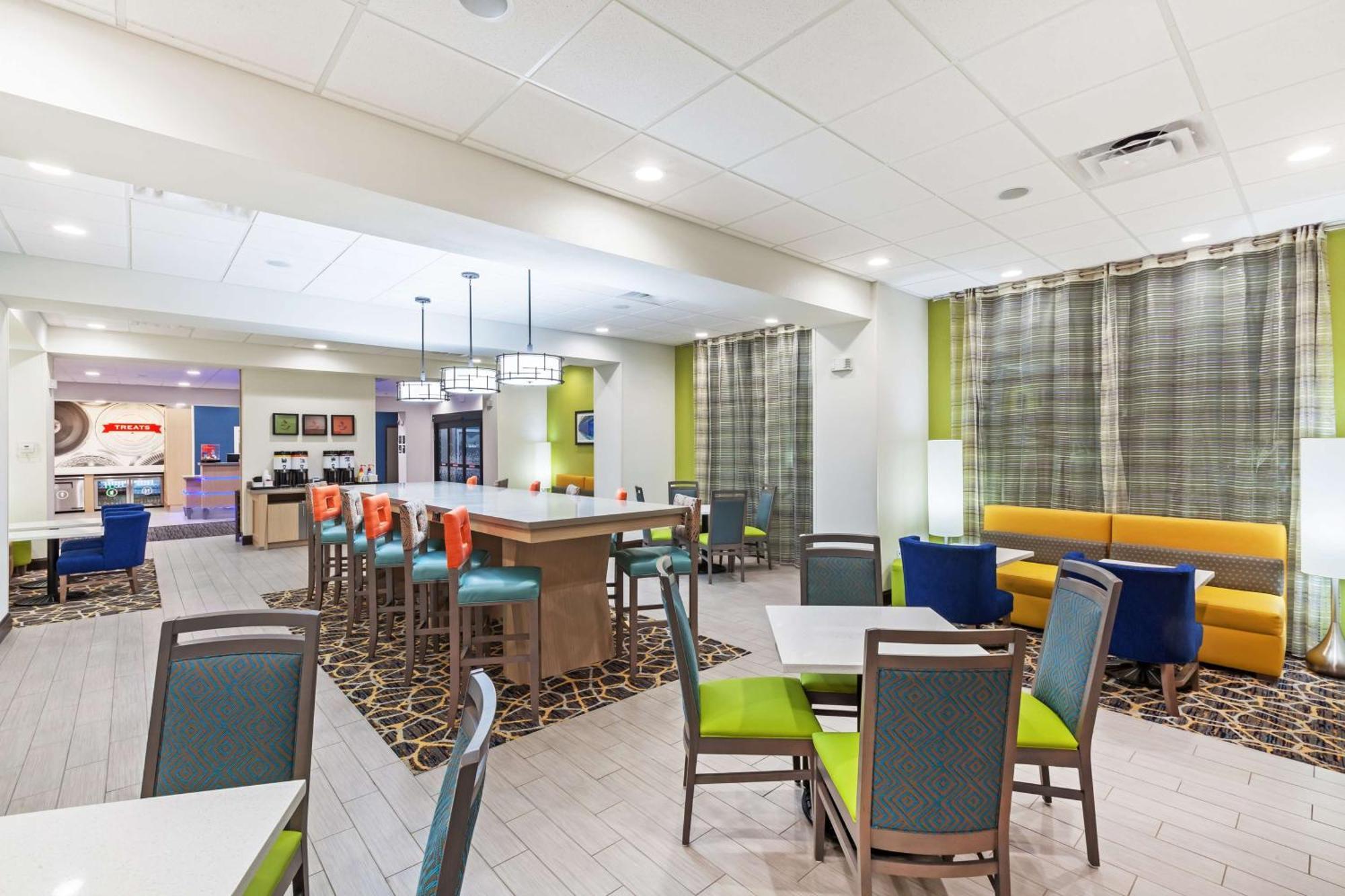 Hampton Inn Озона Экстерьер фото