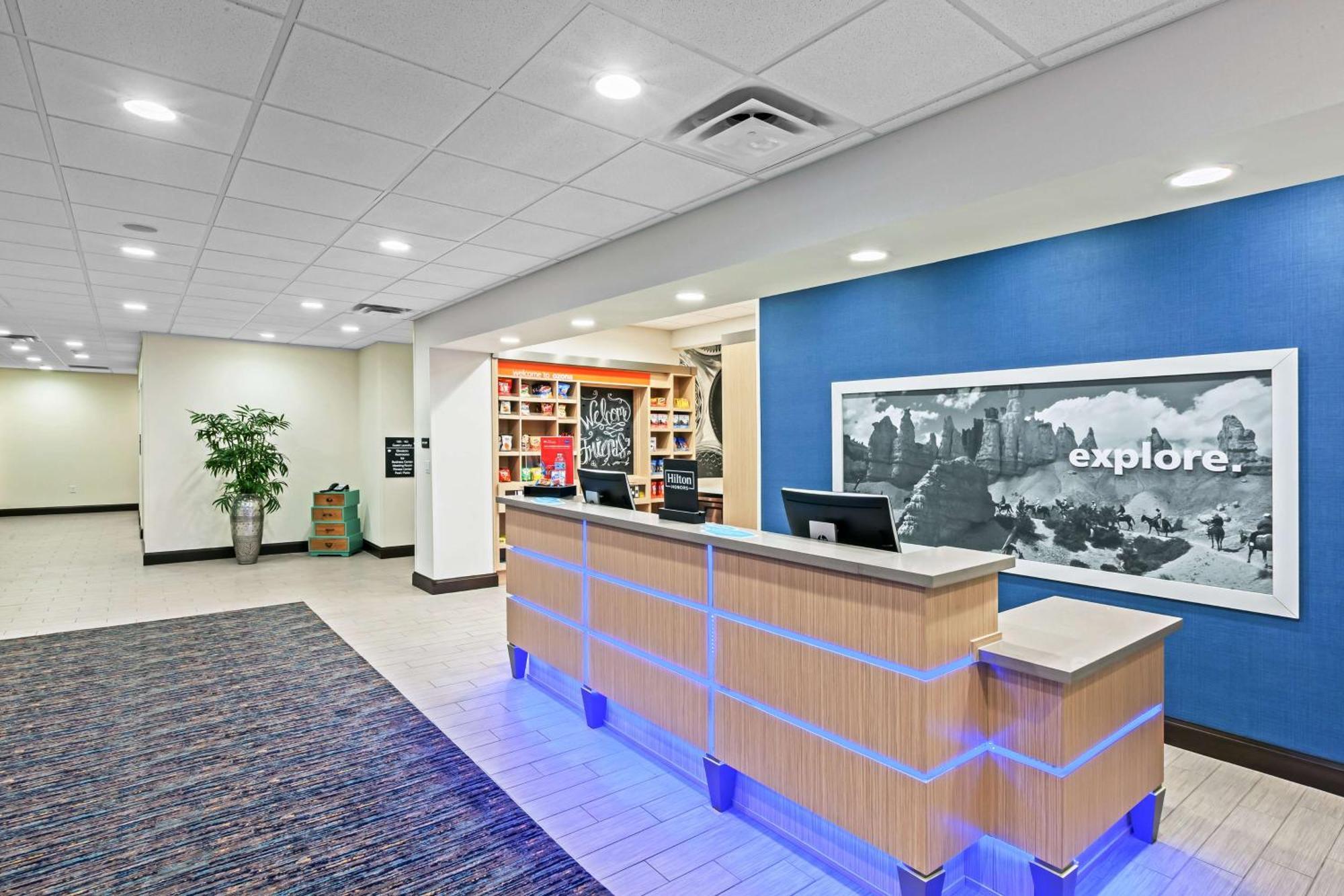 Hampton Inn Озона Экстерьер фото