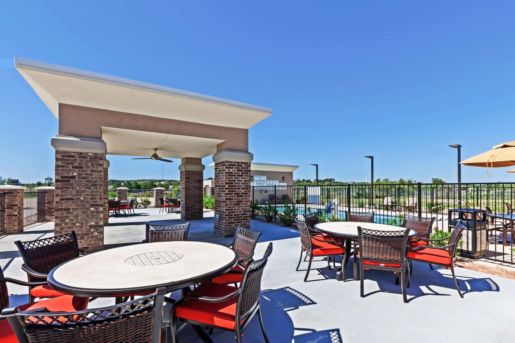 Hampton Inn Озона Экстерьер фото